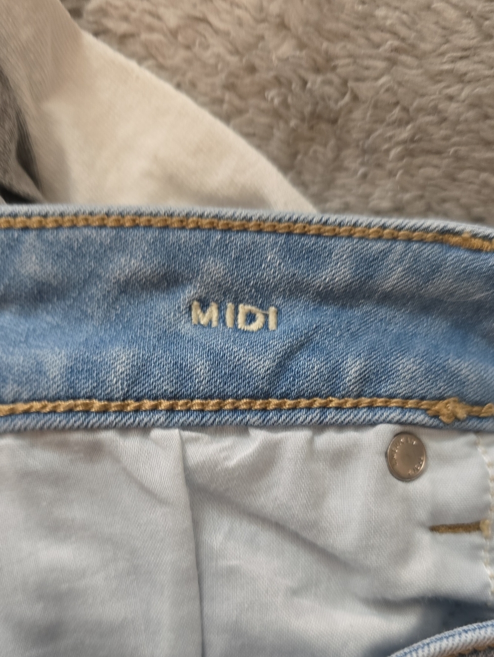 American Eagle Outfitters Light Wash Denim Roll-Cuff Women's Shorts - Picture 4 of 5